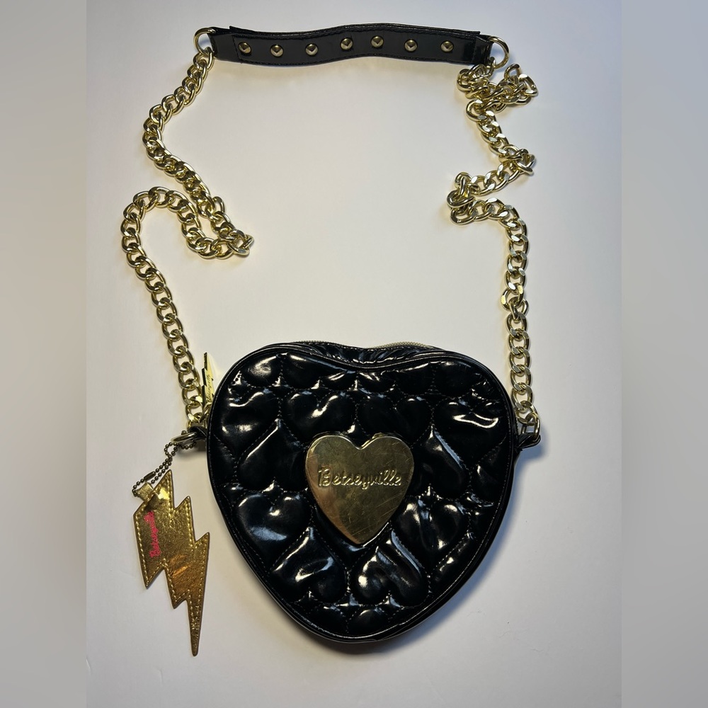 🖤BETSEY JOHNSON🖤 quilted cross-body bag